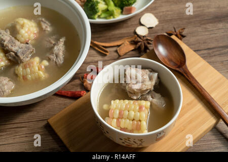 L'alimentation traditionnelle chinoise, maïs et soupe spareribs Banque D'Images