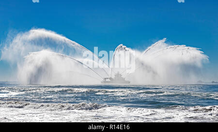 Bateau-feu de l'eau vaporisée à Huntington Beach Banque D'Images