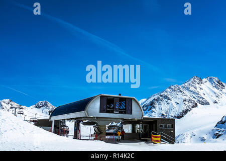 La station de relevage en montagne de ski resort, station moyenne vallée du Pitztal, Alpes autrichiennes Banque D'Images