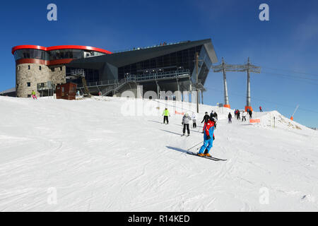 Les skieurs sont sur la pente près de la station de téléphérique à Jasna Chopok sur les Basses Tatras, Slovaquie Banque D'Images