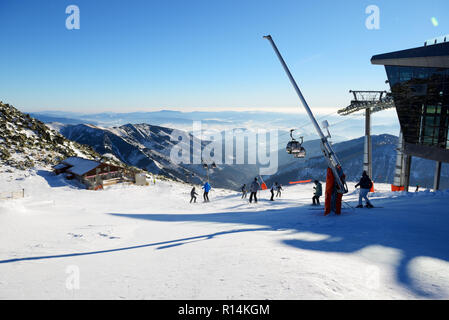 JASNA, Slovaquie - 23 janvier : les skieurs et rotonde sur station de téléphérique à Jasna Chopok Basses Tatras. C'est la plus grande station de ski de Slovaquie avec 49 Banque D'Images