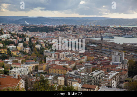 Vue panoramique de la ville de Trieste à partir de top hill. Trieste. Italie Banque D'Images