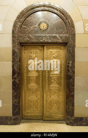 Des portes de l'ascenseur avec Surround en marbre Banque D'Images