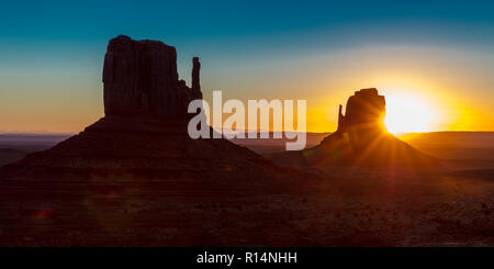 SEPT 13, 2018 MONUMENT VALLEY TRIBAL Park, Utah, USA - Monument Valley au coucher du soleil, Navho Tribal Park Utah/Arizona border Banque D'Images