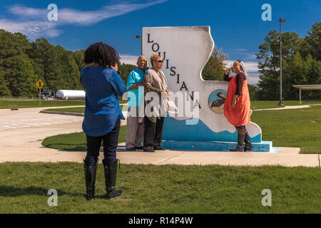 13 OCT 2018, Louisiane, USA - African American family pose à Bienvenue à signer l'état de la Louisiane - Bienvenue en Louisiane - Garder la Louisiane Belle Banque D'Images