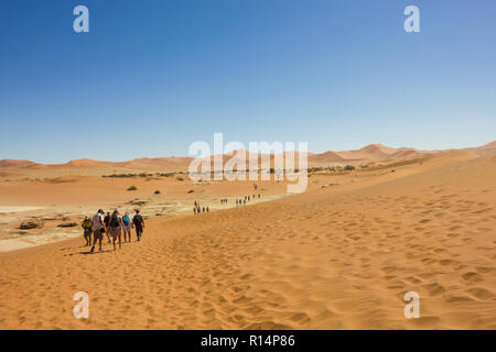 Les gens marcher sur les dunes de sable de Sossusvlei dans le Namib Naukluft National Park en Namibie sur une journée l'hiver Banque D'Images