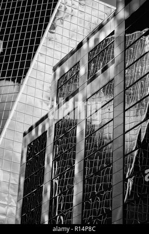 Formes et reflets d'immeubles. L'architecture moderne à Regina, Saskatchewan, Canada. Photographie noir et blanc Banque D'Images