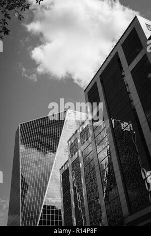 Des formes architecturales et des réflexions - gratte-ciel à Regina, en Alberta, Canada. L'architecture moderne Banque D'Images