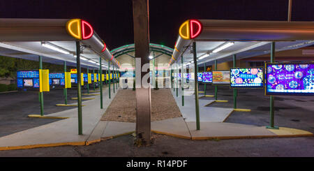 9 OCT 2018, sud-ouest américain - Sonic Drive dans le sud-ouest de l'Allemagne dans la nuit avec un éclairage au néon Banque D'Images