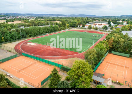 Vue aérienne d'un petit terrain de football soccer sports dans village près d'Andernach Koblenz en Allemagne neuwied Banque D'Images