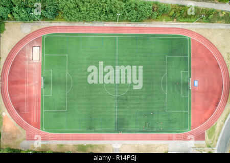 Vue aérienne d'un petit terrain de football soccer sports dans village près d'Andernach Koblenz en Allemagne neuwied Banque D'Images