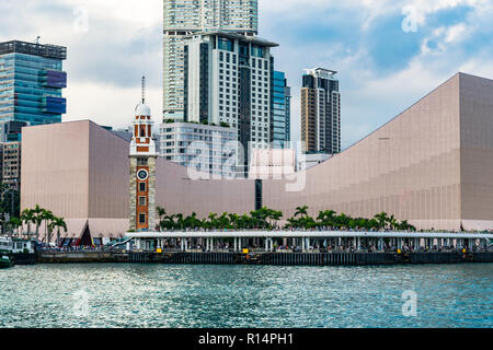 Hong Kong Cultural Centre et tour de l'horloge de Tsim Sha Tsui Banque D'Images