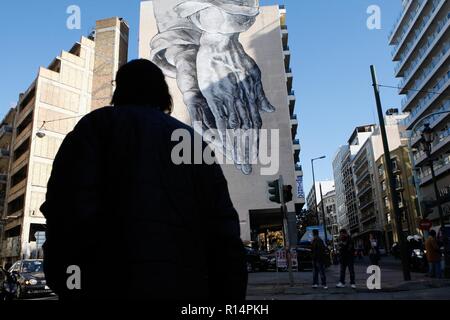 La crise économique grecque inspire les artistes graffiti qui expriment leurs pensées sur le mur d'Athènes. Banque D'Images