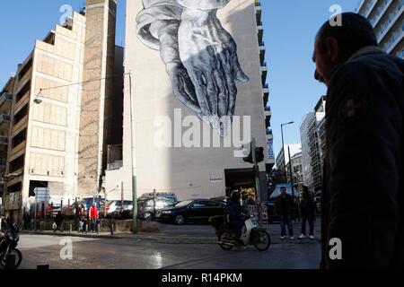 La crise économique grecque inspire les artistes graffiti qui expriment leurs pensées sur le mur d'Athènes. Banque D'Images