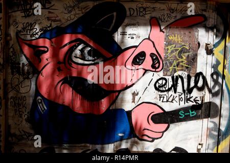 La crise économique grecque inspire les artistes graffiti qui expriment leurs pensées sur le mur d'Athènes. Banque D'Images