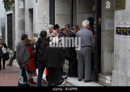 La vie quotidienne à Athènes. Les retraités sont en attente d'être servi dans la fonction publique. Banque D'Images