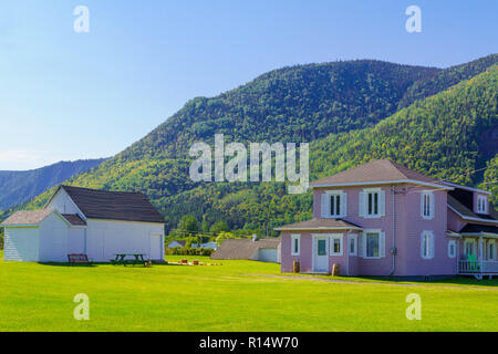Maisons en bois typiques à Mont-Saint-Pierre, Gaspésie, Québec, Canada Banque D'Images