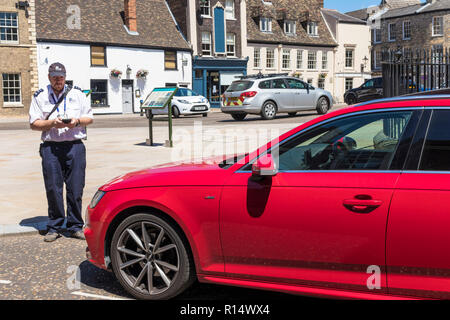 King's Lynn Norfolk un gardien de stationnement ou un garde-trafic donnant un billet pour une voiture garée illégalement St Margaret's place King's Lynn Norfolk Angleterre GB Royaume-Uni Banque D'Images