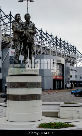 Clough et Taylor statue à l'extérieur du terrain de football de Derby County Banque D'Images