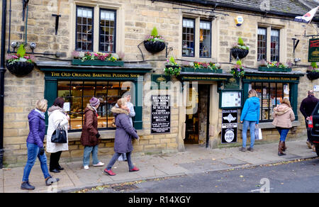 Bakewell, une ville de marché dans le Derbyshire Dales, Derbyshire, Angleterre Le Bakewell pudding shop Banque D'Images