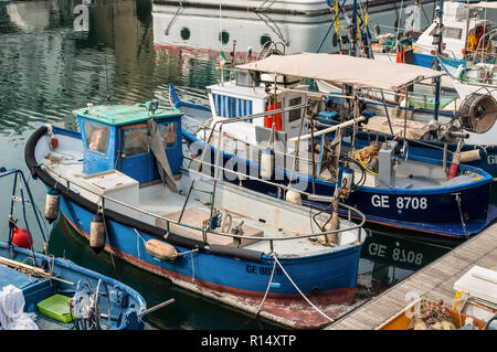 Gênes, Italie - 28 octobre 2017 : les bateaux de pêche amarrés dans le port de Gênes (Genova), Ligurie, Italie, côte méditerranéenne. Banque D'Images