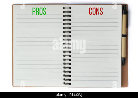 Avantages et inconvénients des mots du texte écrit sur le bloc-notes avec stylo sur le côté et des pages vides pour le texte isolé sur un fond blanc. Avantages Risques Concept Banque D'Images