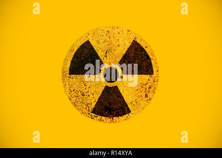 Rond jaune et noir danger radioactif (rayonnements ionisants) symbole d'avertissement de danger nucléaire sur rusty metal grungy texture et isolé sur dos jaune Banque D'Images