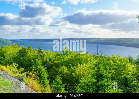Vue sur le lac Bras d'Or, dans l'île du Cap-Breton, Nouvelle-Écosse, Canada Banque D'Images