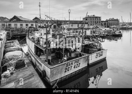 Gênes, Italie - 28 octobre 2017 : les bateaux de pêche amarrés dans le port de Gênes (Genova), Ligurie, Italie, côte méditerranéenne. La photographie en noir et blanc. Banque D'Images