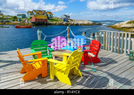 Avis de chaises colorées, des bateaux et des maisons, dans le village de pêcheurs de Peggy's Cove, Nova Scotia, Canada Banque D'Images