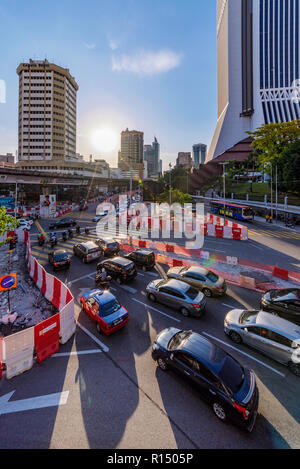 KUALA LUMPUR, MALAISIE - 20 juillet : Centre-ville paysage urbain avec circulation près de la gare routière de Pudu Sentral le 20 juillet 2018 à Kuala Lumpur Banque D'Images