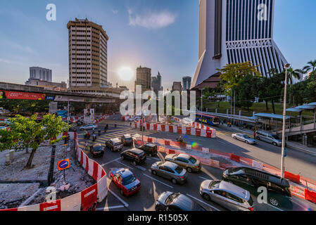 KUALA LUMPUR, MALAISIE - 20 juillet : Centre-ville paysage urbain avec circulation près de la gare routière de Pudu Sentral le 20 juillet 2018 à Kuala Lumpur Banque D'Images