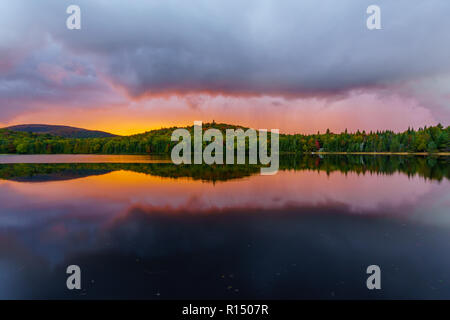 Vue du coucher de soleil du Petit lac Monroe, dans le Parc National du Mont-Tremblant, Québec, Canada Banque D'Images