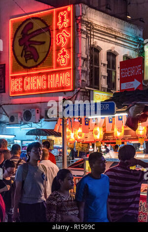 KUALA LUMPUR, MALAISIE - 20 juillet : scène de nuit des stands de nourriture de rue dans le célèbre quartier chinois le 20 juillet 2018 à Kuala Lumpur Banque D'Images