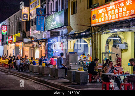 KUALA LUMPUR, MALAISIE - 20 juillet : vue sur une rue de la ville avec des restaurants ouverts tard le soir dans le quartier chinois le 20 juillet 2018 à Kuala Lumpur Banque D'Images