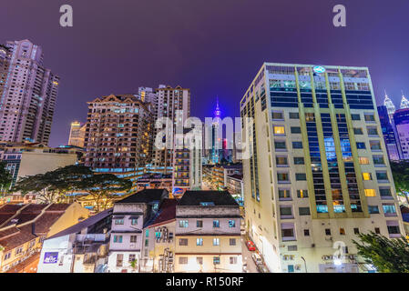 KUALA LUMPUR, MALAISIE - 24 juillet : vue sur le centre-ville de Kuala lumpur des bâtiments de la ville de nuit le 24 juillet 2018 à Kuala Lumpur Banque D'Images
