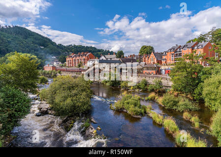 Ville de Llangollen le long de la rivière Dee dans le nord du Pays de Galles, Royaume-Uni Banque D'Images