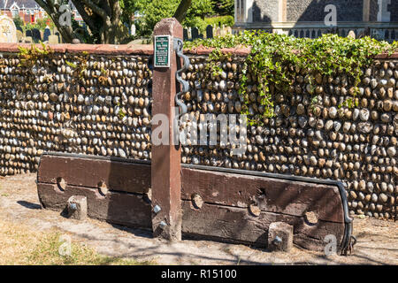 Stocks en dehors de Southwold St Edmund King et Martyr Church ville réplique sur stocks Bartholomew's Green Angleterre Suffolk Southwold GO UK Europe Banque D'Images