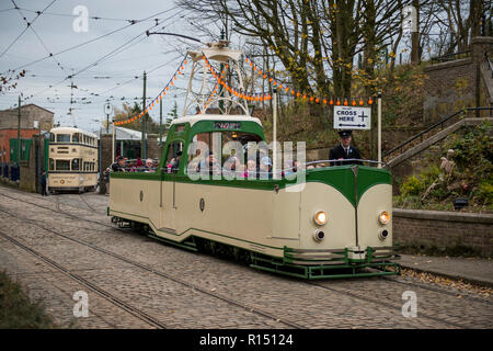 Pont découvert Blackpool et tramway Sheffield dans l'arrière-plan sur la route à Crich Tramway Village, Derbyshire, Royaume-Uni Banque D'Images