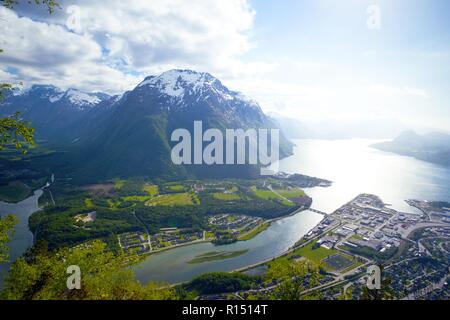 Rampestreken. De belles vues sur le Romsdalsfjorden et Andalsnes, Norvège Banque D'Images