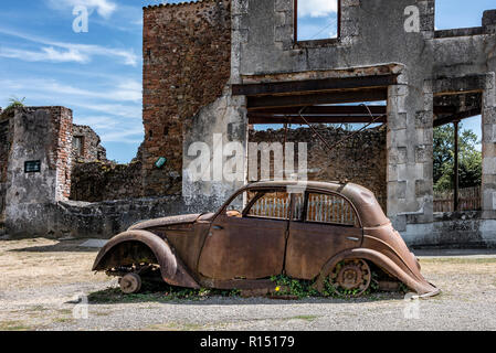 Voitures rétro rouillé de Oradour-Sur-Glane, France Banque D'Images