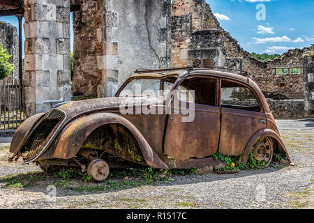 Voitures rétro rouillé de Oradour-Sur-Glane, France Banque D'Images