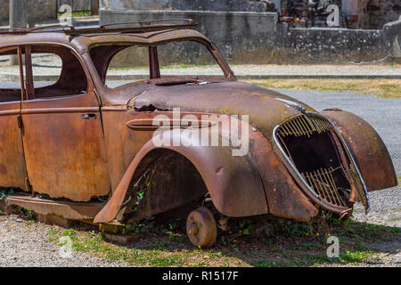 Voitures rétro rouillé de Oradour-Sur-Glane, France Banque D'Images