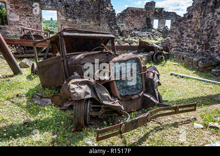 Voitures rétro rouillé de Oradour-Sur-Glane, France Banque D'Images