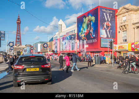 La promenade de Blackpool pendant un week-end d'automne. Blackpool est l'une des stations balnéaires préférées Englands. Banque D'Images