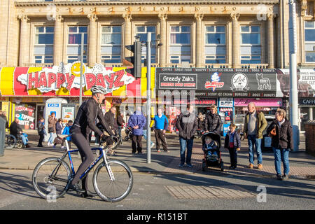 La promenade de Blackpool pendant un week-end d'automne. Blackpool est l'une des stations balnéaires préférées Englands. Banque D'Images