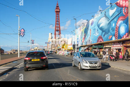 La promenade de Blackpool pendant un week-end d'automne. Blackpool est l'une des stations balnéaires préférées Englands. Banque D'Images