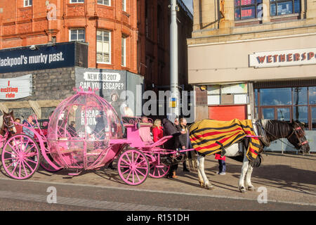 La promenade de Blackpool pendant un week-end d'automne. Blackpool est l'une des stations balnéaires préférées Englands. Banque D'Images