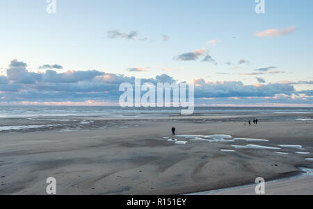 Promenade sur les touristes méconnaissable Blackpool plage au coucher du soleil pendant un week-end d'automne à la fin du mois d'octobre 2018. Blackpool est l'un des favoris Englands seasi Banque D'Images