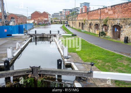 Leeds et Liverpool Canal au quai de grenier dans le centre-ville de Leeds, Royaume-Uni. Le canal est de 127 milles de long et comporte 91 écluses. Banque D'Images